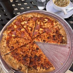 Mediocre pizza and weird mac and cheese