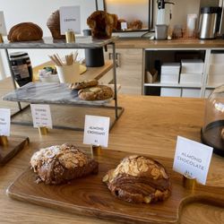 Hadrien Pâtisserie - Available flavours are displayed