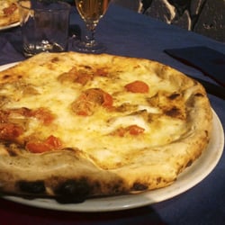 La Cucchiara - Pizza Nonna Lina con mozzarella di bufala, pomodorini al forno e pan profumato.