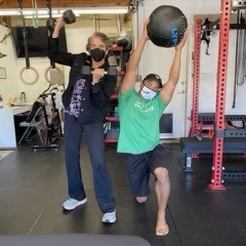 Mana Power Systems - Long time client, friend, and Director of John S Knight Journalism Fellowship Dawn showing off that hard earned strength! - Trainers Near Me Mana Power Systems - Long time client, friend, and Director of John S Knight Journalism Fellowship Dawn showing off that hard earned strength! - Trainers Near Me