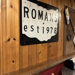 Roman's Pizza Pub - I love walls with things like this