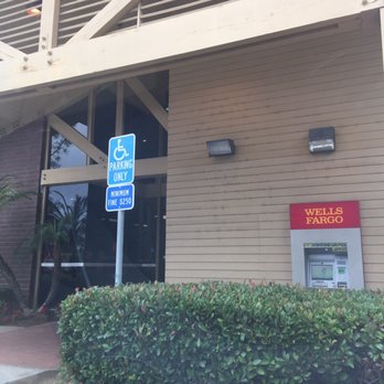 Wells Fargo Bank - entrance and atm - Banks & Credit Unions Near Me - Fallbrook, California