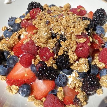 Dune Lounge - Yogurt parfait - delicious! - New American Near Me - Montauk, New York