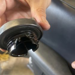 Oil Changers - I go regularly to these guys..Cracked cap.. by oil changers waipio service member.. they didnt help at all!