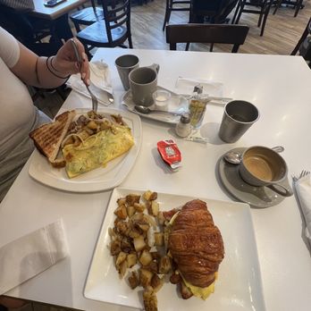 Harry's Restaurant - Breakfast Croissant Sandwich, Build Your Own Omelet - Breakfast & Brunch Near Me - Houston, Texas Harry's Restaurant - Breakfast Croissant Sandwich, Build Your Own Omelet - Breakfast & Brunch Near Me - Houston, Texas