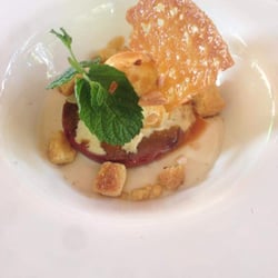 Auberge de la chêvre d'Or - Dessert du jour : pêche rôtie, mascarpone au miel, glace vanille et sablé breton.