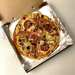 Cafè M - Pizza Capricciosa mit extra Peperoni.