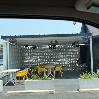 Pop's Lemonade - Outside patio covered seating area - Food Trucks Near Me - Waco, Texas