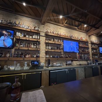 MOJO Hogtown Bar-B-Que - The bar - Barbeque Near Me - Gainesville, Florida