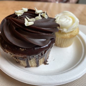 Molly's Cupcakes - Boston Cream - Cupcakes Near Me - Chicago, Illinois