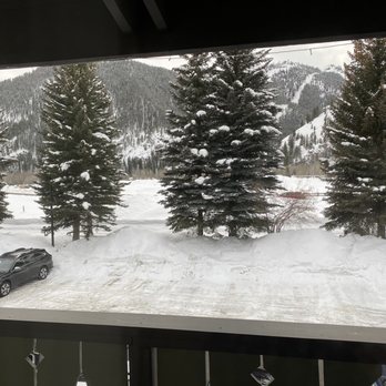 Best Western Tyrolean Lodge - Parking lot with view of Bald Mountain - Hotels Near Me - Ketchum, Idaho Best Western Tyrolean Lodge - Parking lot with view of Bald Mountain - Hotels Near Me - Ketchum, Idaho