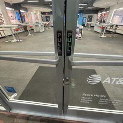 AT&T Store - Doors locked before closing time!