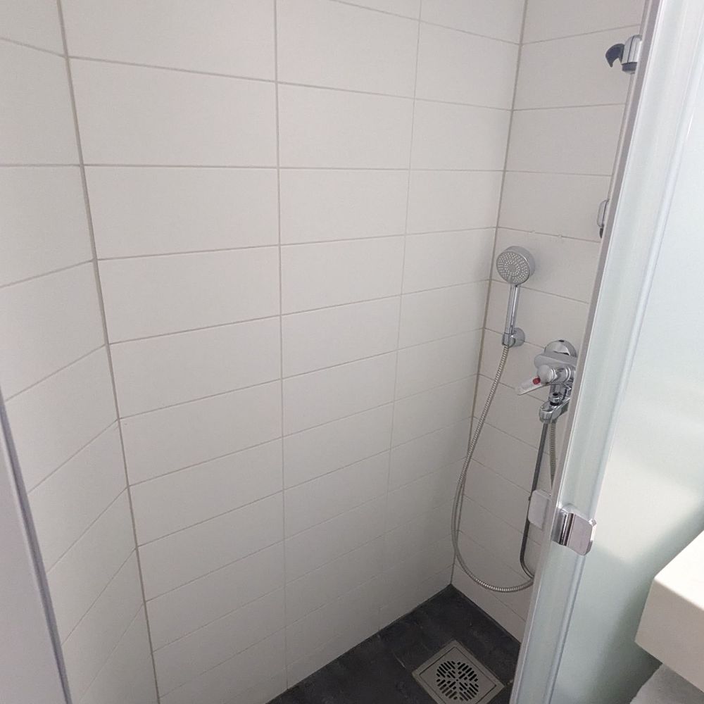 Holiday Inn Helsinki-Vantaa Airport - Larger shower than the last visit! - Hotels Near Me - Vantaa, 18