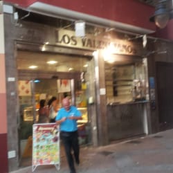Los Valencianos - La entrada de la heladería del paseo
