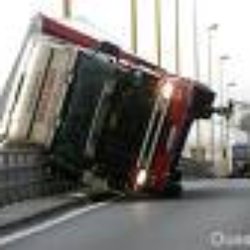 Pont de Cheviré - Un camion couché par une rafale de vent sur le pont de Cheviré  (c) Ouest France