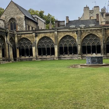 Westminster Abbey - Courtyard. - Churches Near Me - London, XGL Westminster Abbey - Courtyard. - Churches Near Me - London, XGL