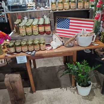 Mortimer Farms - Table display - Attraction Farms Near Me - Dewey, Arizona