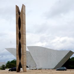 Praça dos Três Poderes - O Pombal e o Panteão na praça dos Três poderes