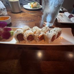 Spicy salmon roll Spicy salmon roll