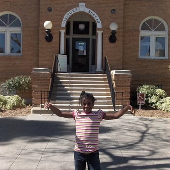 Sonoma Plaza - Kiara shows her guns - Parks Near Me - Sonoma, California Sonoma Plaza - Kiara shows her guns - Parks Near Me - Sonoma, California