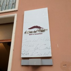 La Casa del Poeta dell'Etna - The sign outside.