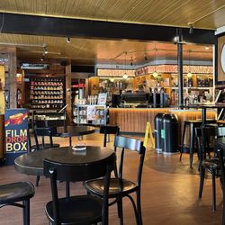 Cold brew tastes ordinary, but the ambiance and service are wonderful.