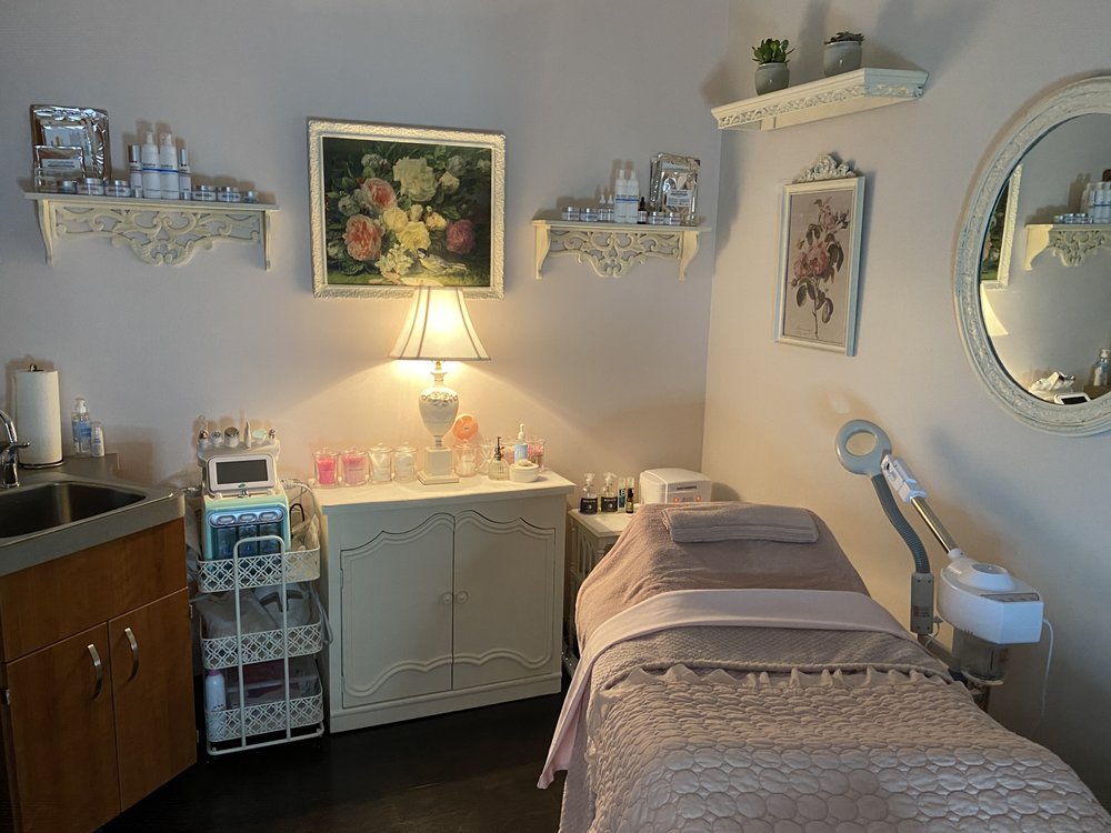 Beauty by Mary Monroe Logo