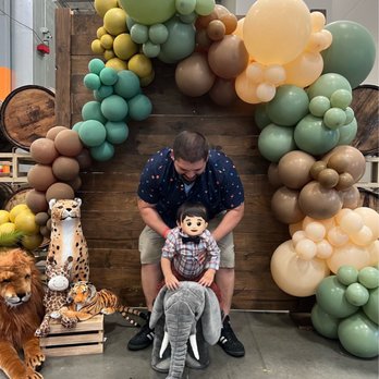 Dreas Balloons - Beautiful safari themed balloon arch W/ wood panel backdrop. - Balloon Services Near Me Dreas Balloons - Beautiful safari themed balloon arch W/ wood panel backdrop. - Balloon Services Near Me