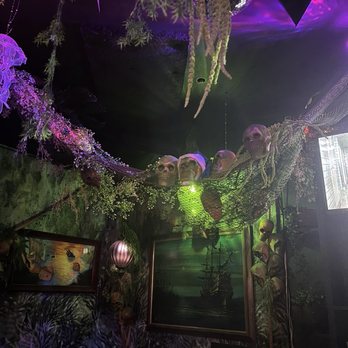 The Mermaid - Corner table seating - Cocktail Bars Near Me - Los Angeles, California
