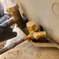 Zen Aire Air Conditioning and Heating - Valve facing inward instead of out. How would any other techs be able to attach their gauges?? Stupid.