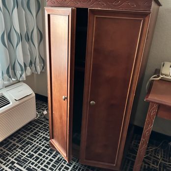 La Quinta by Wyndham Deming - Cabinet doors won't shut - Hotels Near Me - Deming, New Mexico