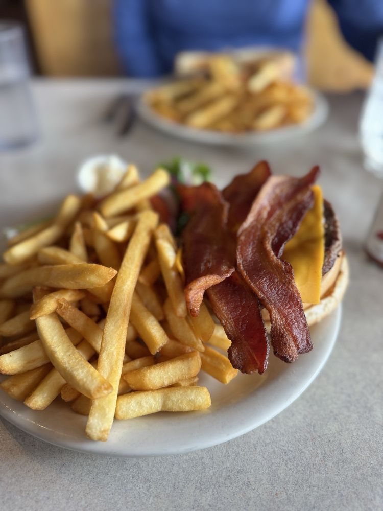 Tom's Place Cafe Logo