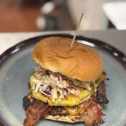 Savour Restaurant & Bar - Tilbnesor Chicken Sandwich