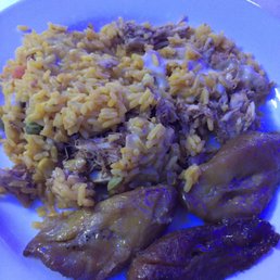 Arroz Imperial y maduros, con ensalada, y tres leches.
