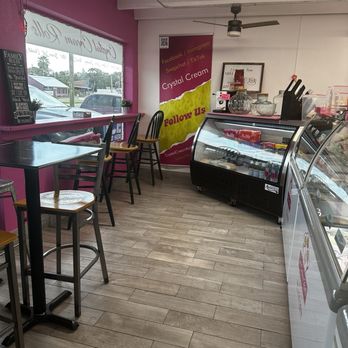 Crystal Cream - Seating options - Ice Cream & Frozen Yogurt Near Me - Osprey, Florida