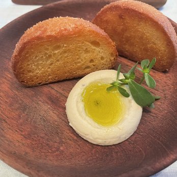 D.O.M. - Cassava bread, cassava hummus with olive oil - Brazilian Near Me - São Paulo, SP