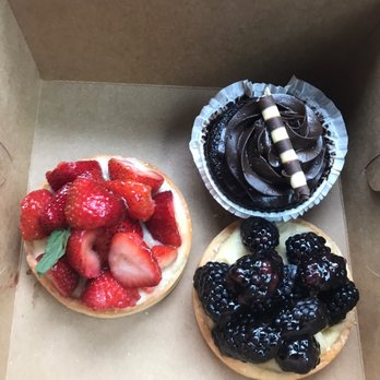 Cakeheads Bakery - Strawberry tart, blackberry tart, and chocolate chocolate cupcake - Bakeries Near Me - Centennial, Colorado