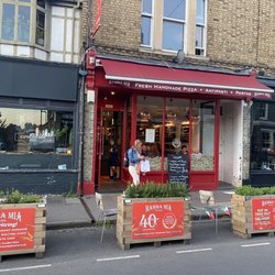 Mamma Mia Pizzeria - Inside and outside seating