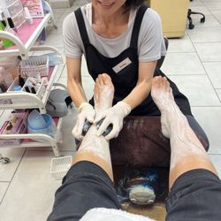 Pink Nails - Kathy and Nina make the best team. While the Boss, Molly works earnestly herself.