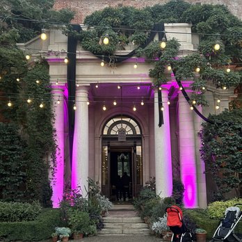 Filoli - Entrance to the main house - Botanical Gardens Near Me - Woodside, California