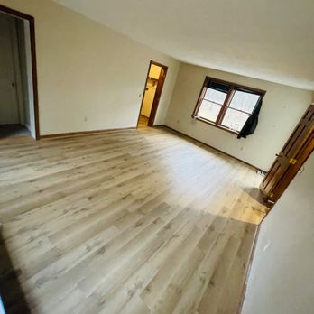 Flooring Experts - an empty room with wood floors - Flooring Near Me Flooring Experts - an empty room with wood floors - Flooring Near Me