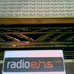 Radioeins - Radioeins auf einem alten Röhrenradio der Marke "Oberon"