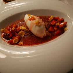 Goya - Sopa de fresas con helado de yogurt, galleta y frutos rojos. Un postre fresquito para verano.