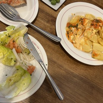 La Esquina - Lettuce salad, patatas bravas - Mediterranean Near Me - Barcelona, B