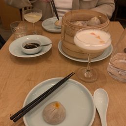 Chicken & Mushroom Soup Dumpling (4) 鸡肉香菇小笼包