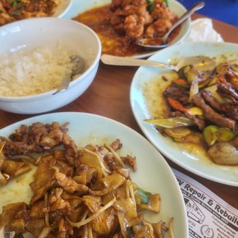 Hong Kong Restaurant - Clockwise top left mayo tofu, crispy sesame chicken, black pepper steak and ho fun pork, rice. - Chinese Near Me - Mount Vernon, Washington Hong Kong Restaurant - Clockwise top left mayo tofu, crispy sesame chicken, black pepper steak and ho fun pork, rice. - Chinese Near Me - Mount Vernon, Washington