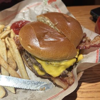Chili's - Bars Near Me - Tulare, California