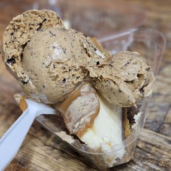 Creme De La Creme - Carmel Chewsecake with Choc Ice cream - Cafes Near Me - Corona, California Creme De La Creme - Carmel Chewsecake with Choc Ice cream - Cafes Near Me - Corona, California