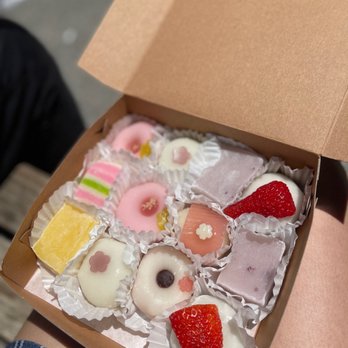 Fugetsu-Do - Assorted mochis: strawberry daifuku, blueberry, mango, rainbow - Candy Stores Near Me - Los Angeles, California