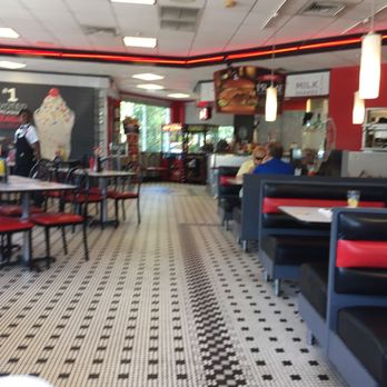 Steak ’n Shake -  a restaurant with black and white checkered floor - Burgers Near Me - Woodstock, Georgia